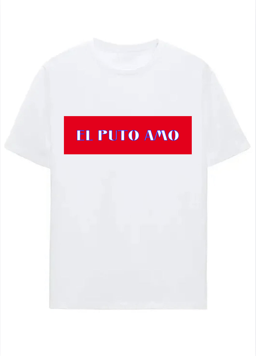 Camiseta blanco nítido con parche rojo y texto azul.
