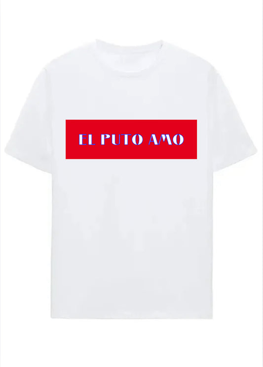 Camiseta blanco nítido con parche rojo y texto azul.